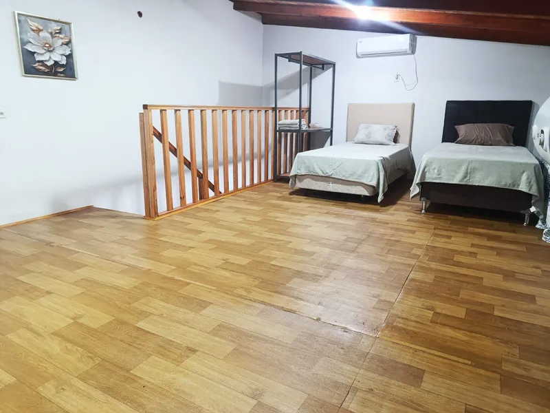 Habitacion con dos camas preparadas y bandeja de desayuno sobre una mesa lateral