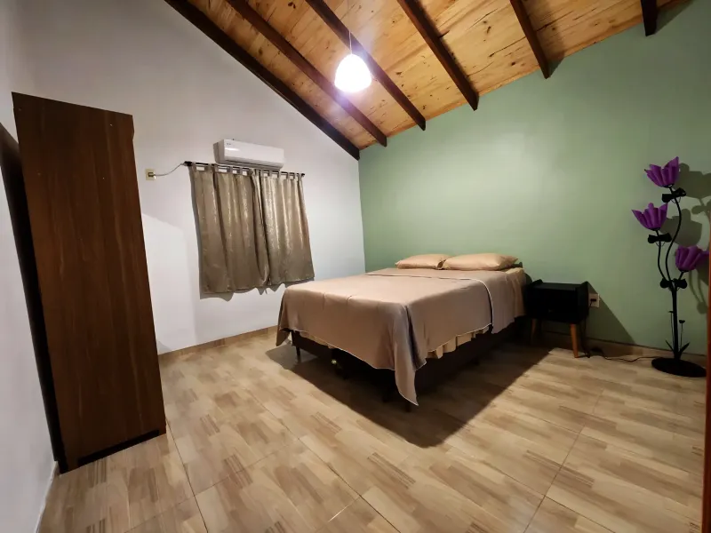 Comedor y cocina integrados con muebles claros y decoracion minimalista