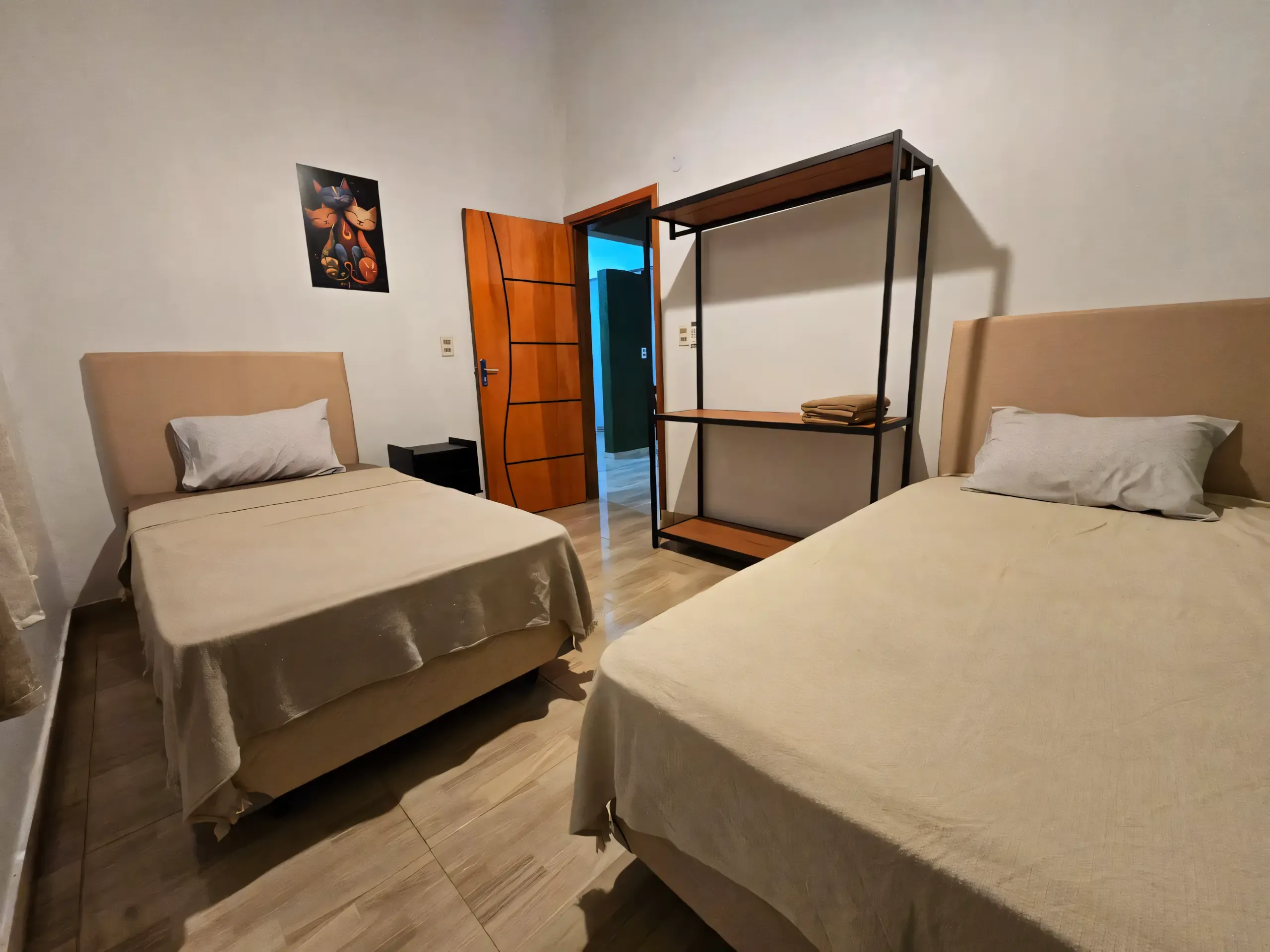 Dormitorio sereno con muebles de madera, textiles en tonos arena y luz natural