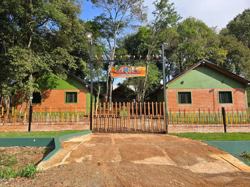 Fachada del alojamiento con jardín delantero, entrada principal y detalles arquitectónicos acogedores