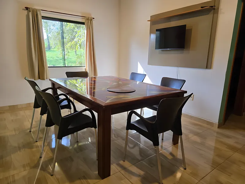 Mesa de cocina con utensilios y decoración minimalista