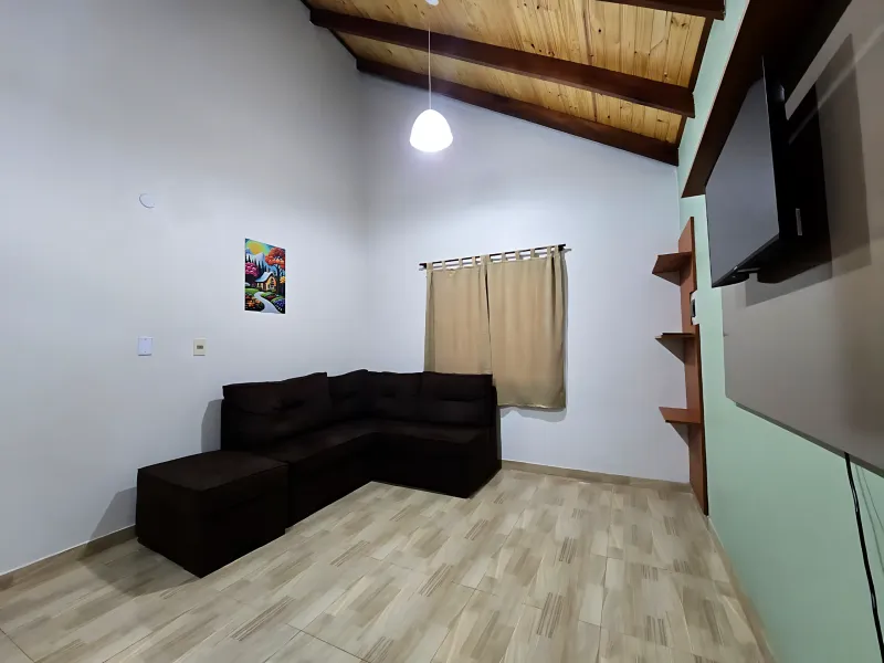 Sofá cómodo en tonos crema con cojines suaves y elementos de decoración natural alrededor