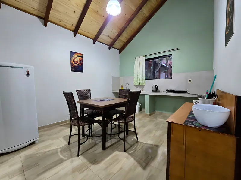 Cocina completa y moderna con muebles claros, electrodomésticos y espacio amplio para cocinar
